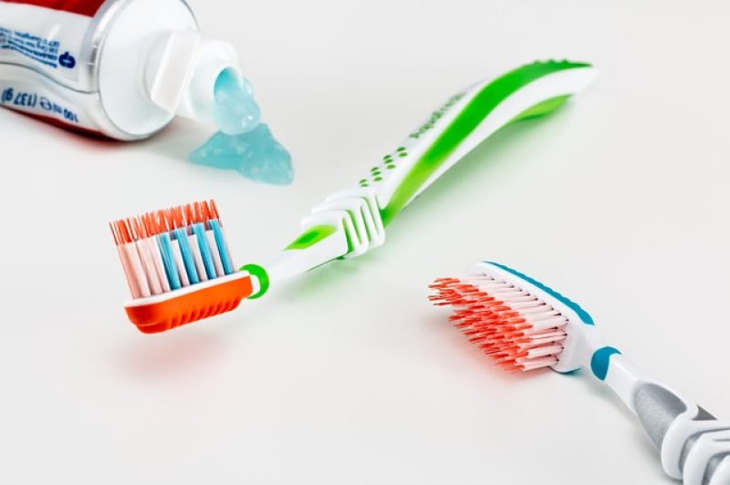 toothbrush 3191097 640